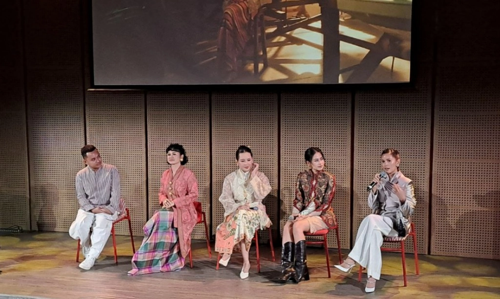 <p id="isPasted">Peringati Hari Kebaya, Perempuan Indonesia Suarakan #KitaBerkebaya</p>