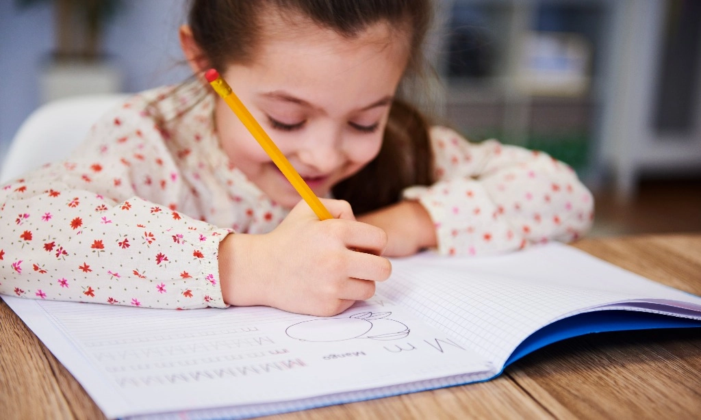 <p>Membaca Karakter Anak Lewat Bentuk Tulisan Tangan</p>