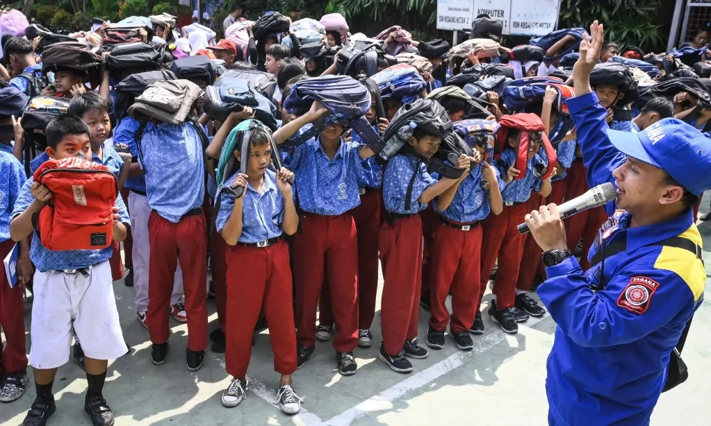 <p>Pemerintah Minta Tiap Sekolah Punya SOP Bencana Dan Kedaruratan</p>