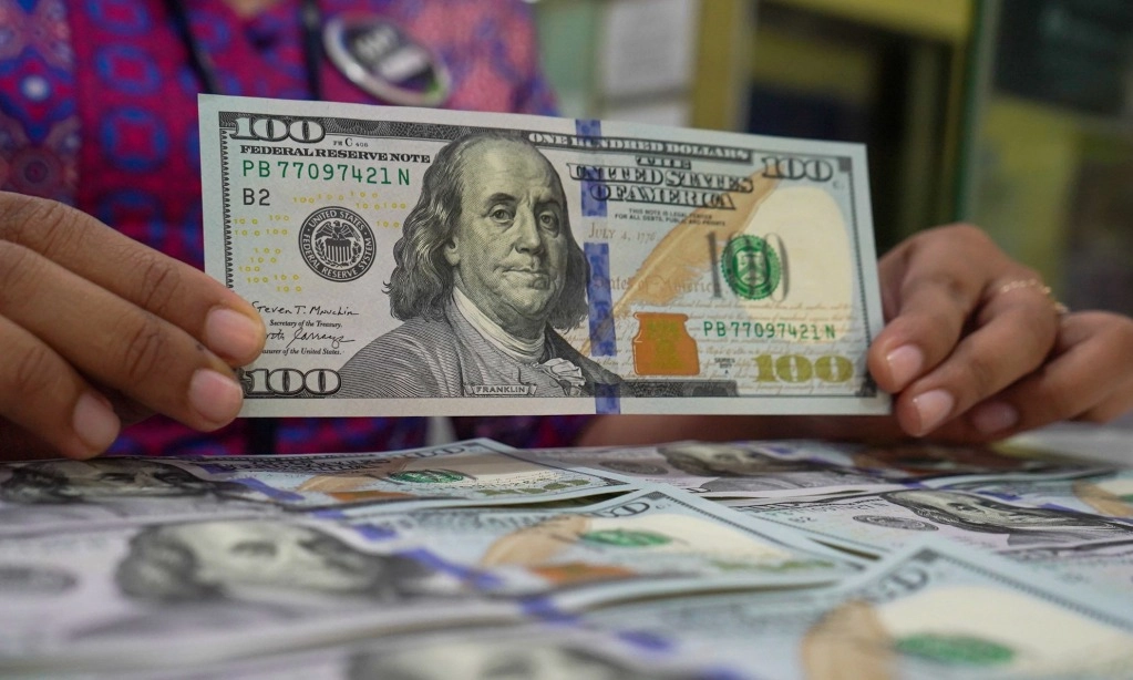 <p id="isPasted">Makin Deras, Investor Asing Lepas Instrumen Investasi Rp11,30 T</p>