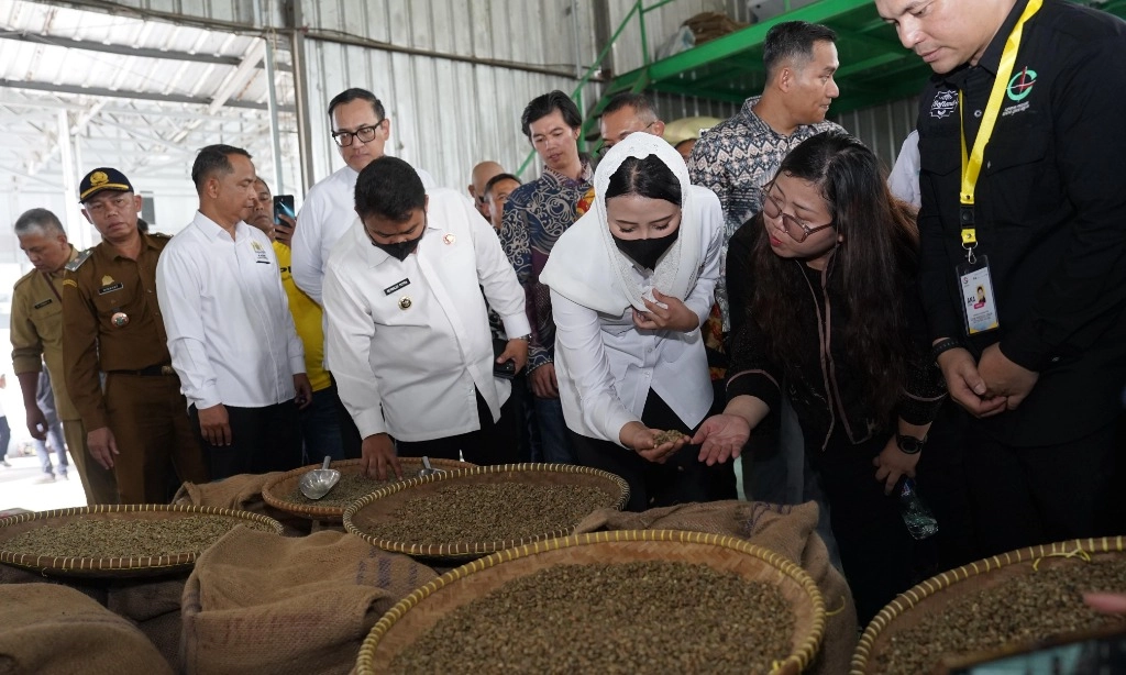 <p id="isPasted">Sebanyak 56,7 Ton Kopi Asal Resi Gudang Di Subang Laris Di Tiongkok</p>