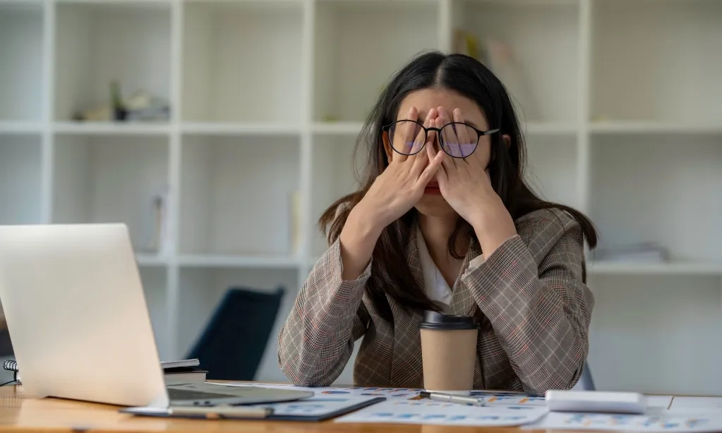 <p id="isPasted">Kenali Jenis-Jenis Gangguan Kesehatan Mental di Tempat Kerja</p>