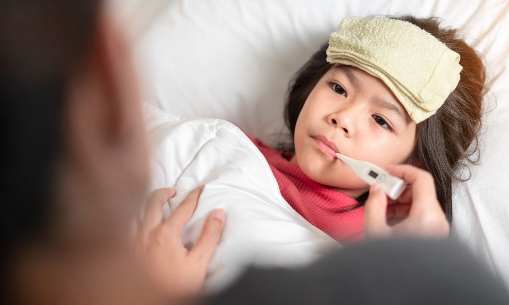 <p>Hal Yang Perlu Diperhatikan Saat Anak Demam</p>