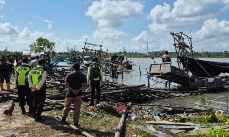 <p>Penegak Hukum Tertibkan Tambang Ilegal di Pantai Merbuk</p>