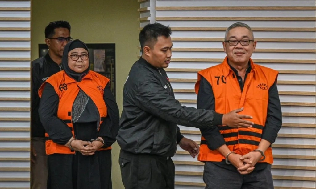 <p>KPK Tahan 2 Eks Direktur Pertamina</p>