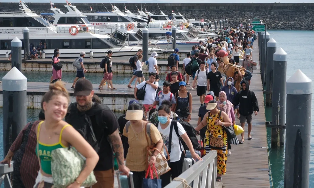 <p id="isPasted">Cetak Rekor, Wisman Melancong Ke RI Capai 7 Juta Orang Hingga Juni 2025</p>