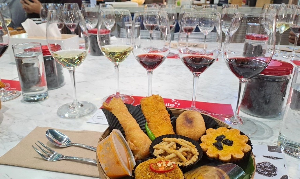 <p id="isPasted">Barat Dan Timur, Tips Padankan Wine Dengan Kudapan Tradisional Nusantara</p>