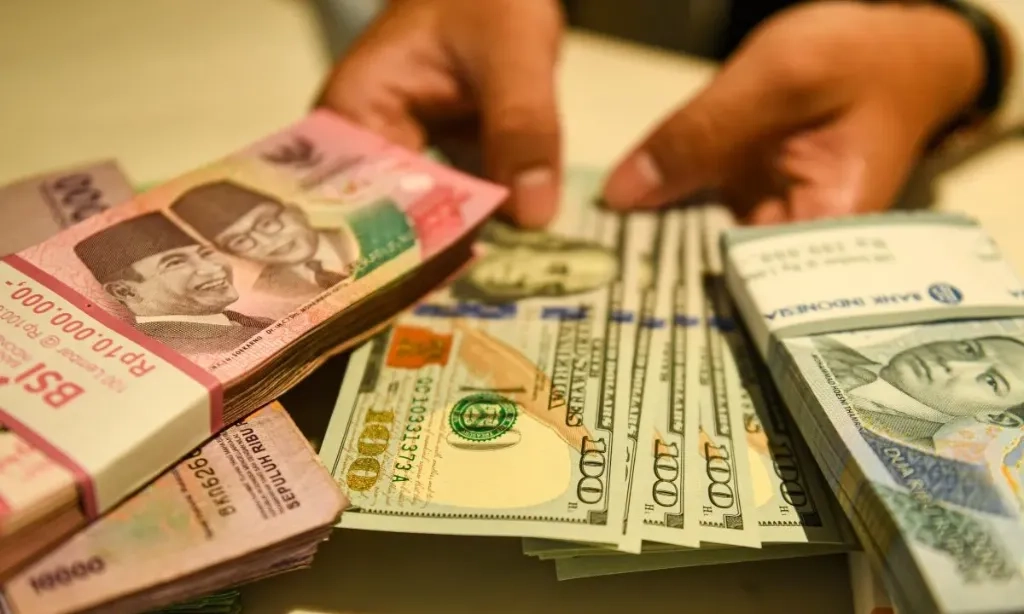 <p>PDB Diproyeksi <em>Rebound</em>, Rupiah Menguat ke Rp16.370 per Dolar AS</p>