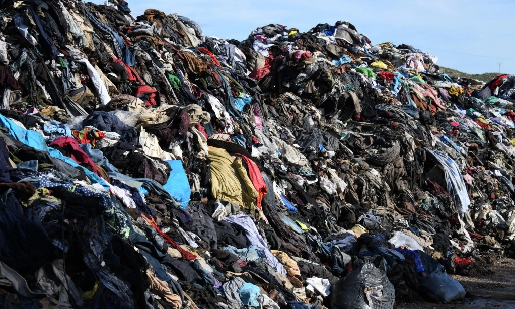 <p><em id="isPasted">Fast Fashion</em>, Strategi Industri Tekstil Yang Ancam Lingkungan</p>