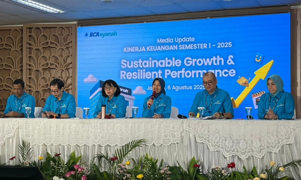 <p id="isPasted">BCA Syariah Tegaskan Tidak Ada Fenomena Tarik Tunai Besar-Besaran</p>