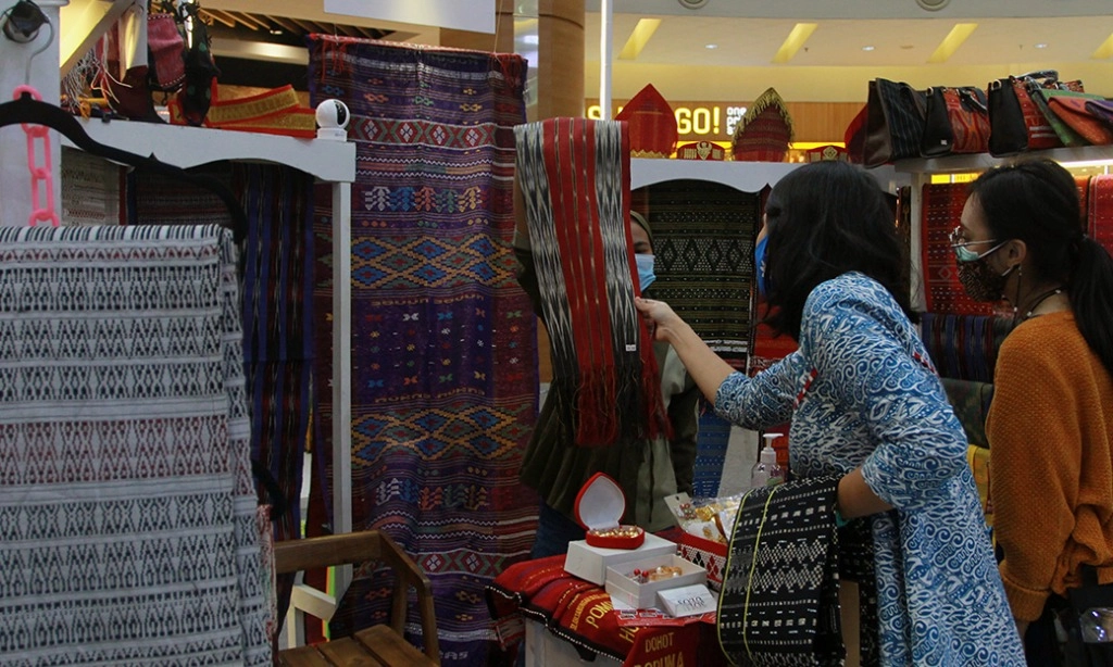 <p id="isPasted">Kemenbud Komitmen Jadikan Ulos Warisan Budaya UNESCO</p>