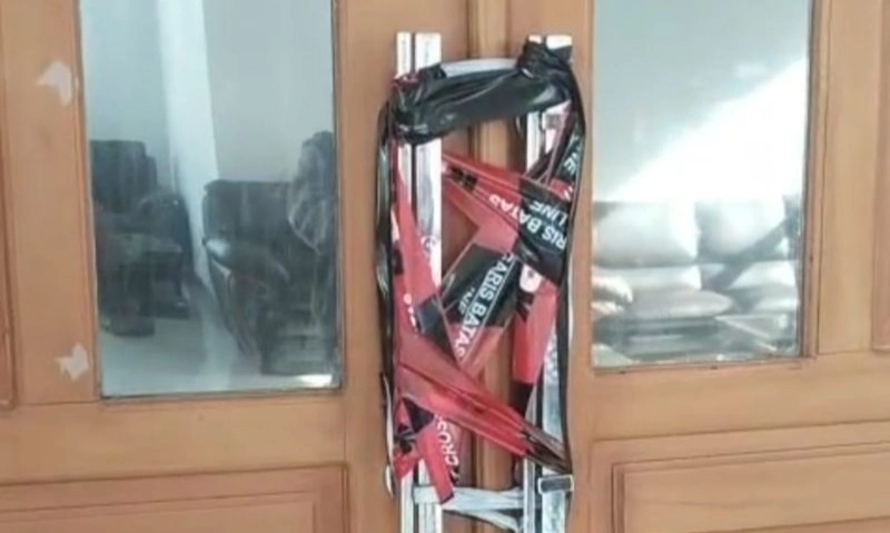 <p>KPK Segel Ruang Kerja Kadis Kesehatan Hingga Bupati Koltim</p>