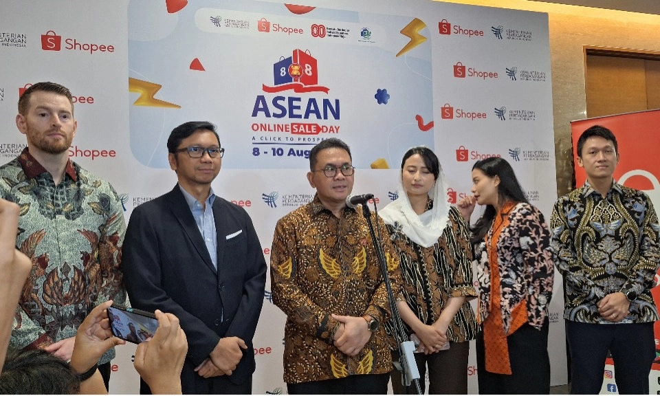 <p id="isPasted">Tarif AS 19% Berlaku Hari Ini, Mendag: Negosiasi Masih Berproses</p>