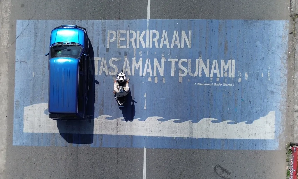 <p>Tsunami Besar Selatan Jawa Bisa Terulang 200 Tahun Lagi</p>