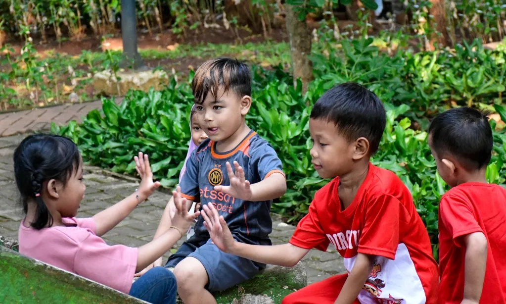 <p dir="ltr" id="isPasted">Sulitnya Menjangkau Ruang Terbuka Untuk Bermain Anak</p>