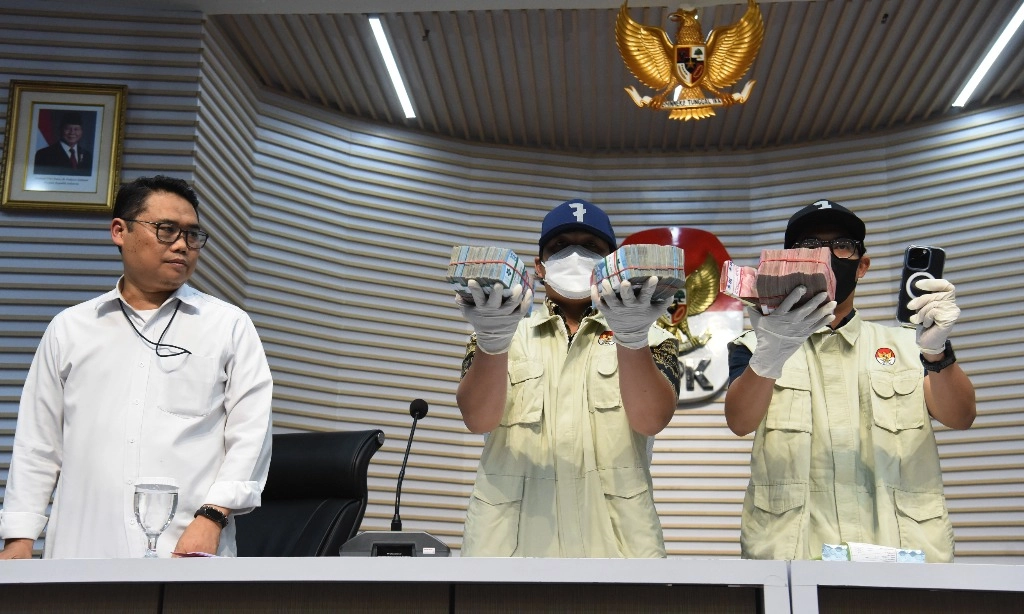<p>KPK Sita Barang Dari Ruang Dirjen Kemenkes</p>