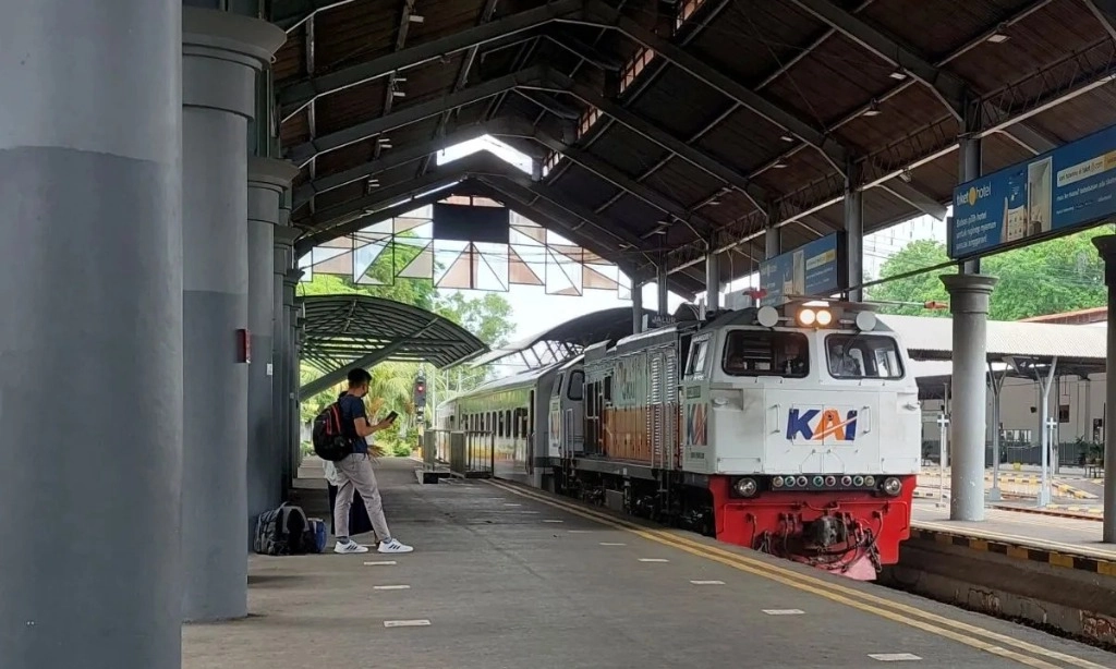 <p id="isPasted">Pengamat Nilai Perombakan Direksi KAI Sarat Unsur Kepentingan Politik</p>