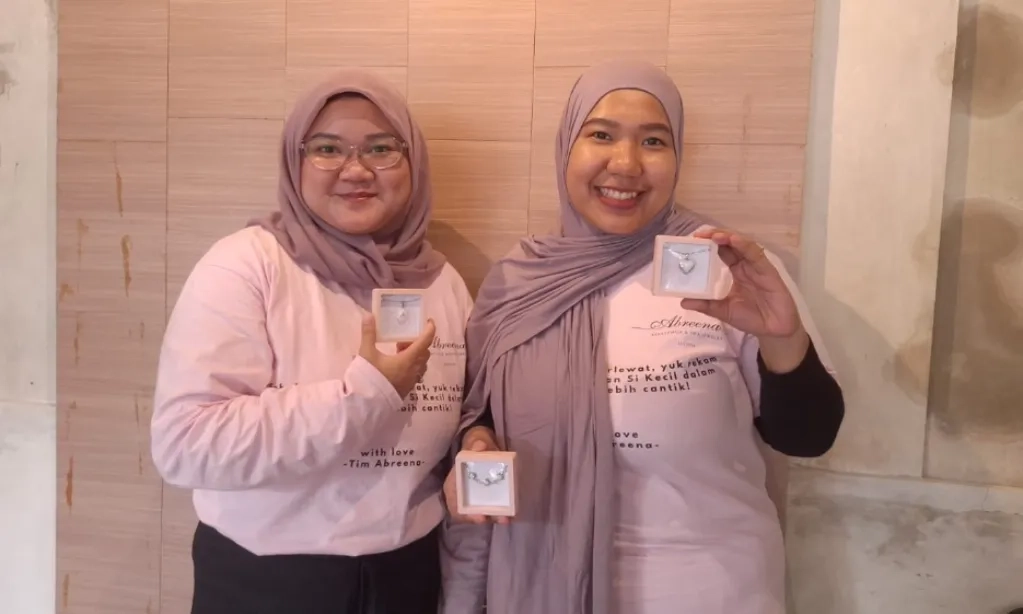 <p id="isPasted">Abreena; Perhiasan Inspiratif Pendukung Ibu Menyusui</p>