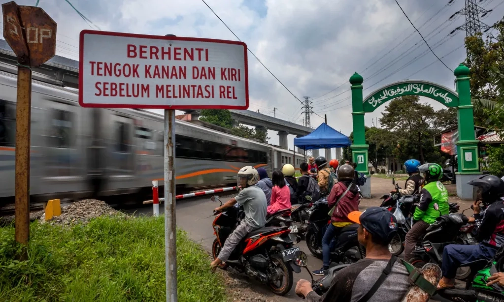 <p>Menjaga Nyawa Tak Melayang Di Perlintasan Sebidang</p>