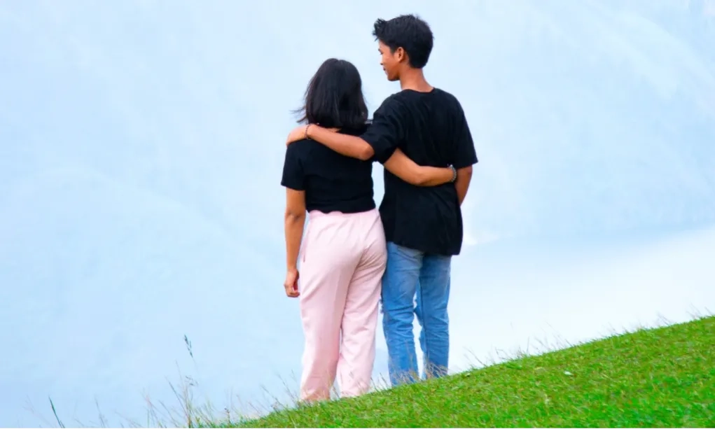 <p>Perlu Tahu, Ini Tanda-Tanda Perilaku <em>Love Bombing</em></p>