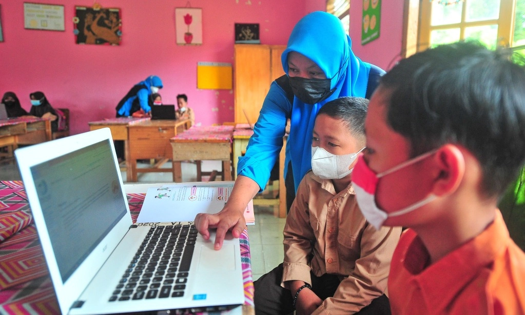 <p>Akhir 2025, Ada 300 Ribu Sekolah Punya Jaringan Internet</p>