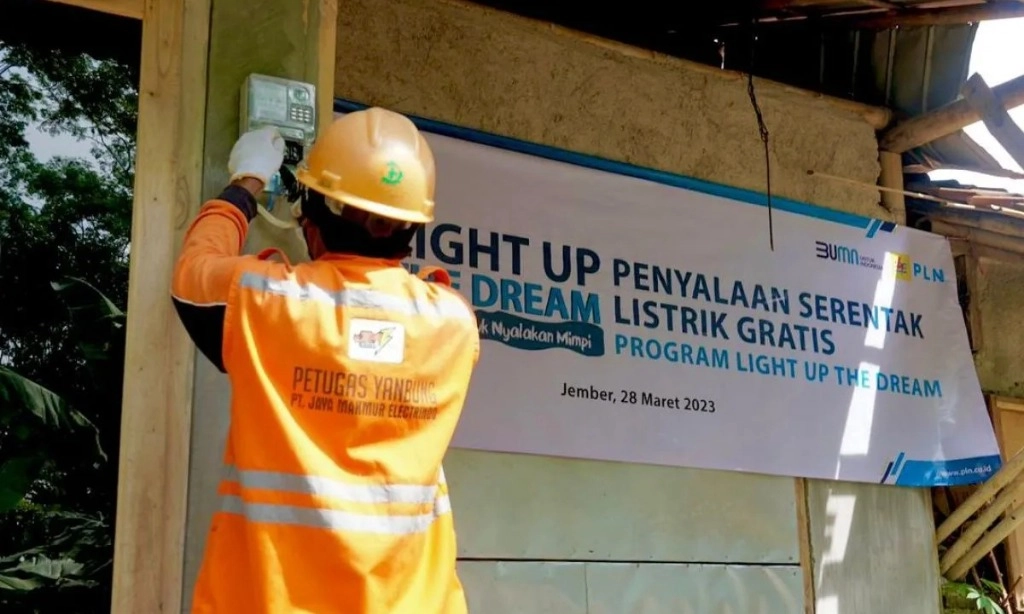 <p id="isPasted">Saweran Karyawan PLN Berhasil Setrum Lebih Dari 2.800 Rumah Di Indonesia</p>