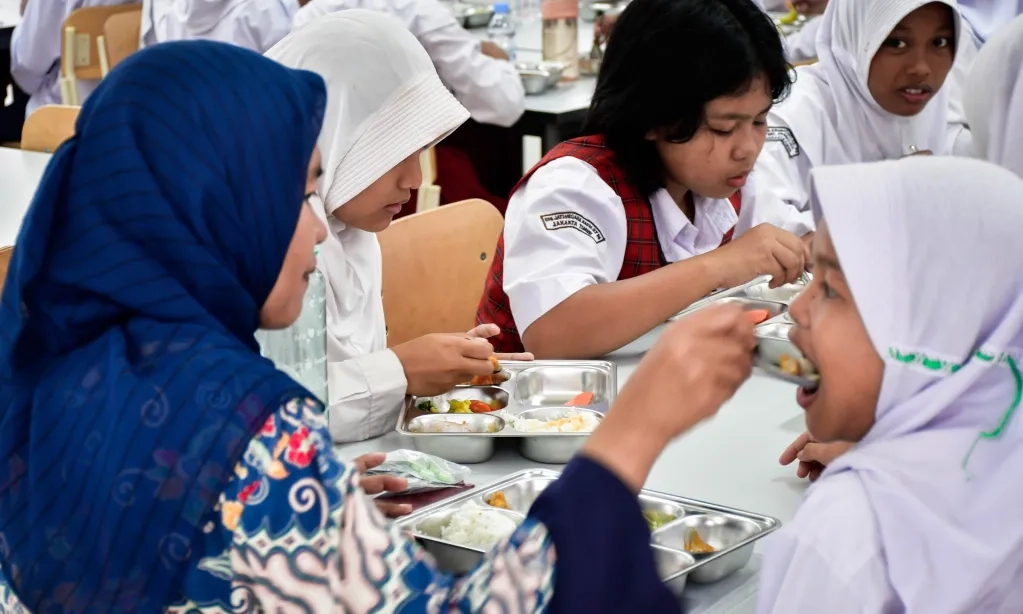 <p id="isPasted">INDEF: Pemerintah Perlu Dorong Sertifikasi Halal Di Program MBG</p>