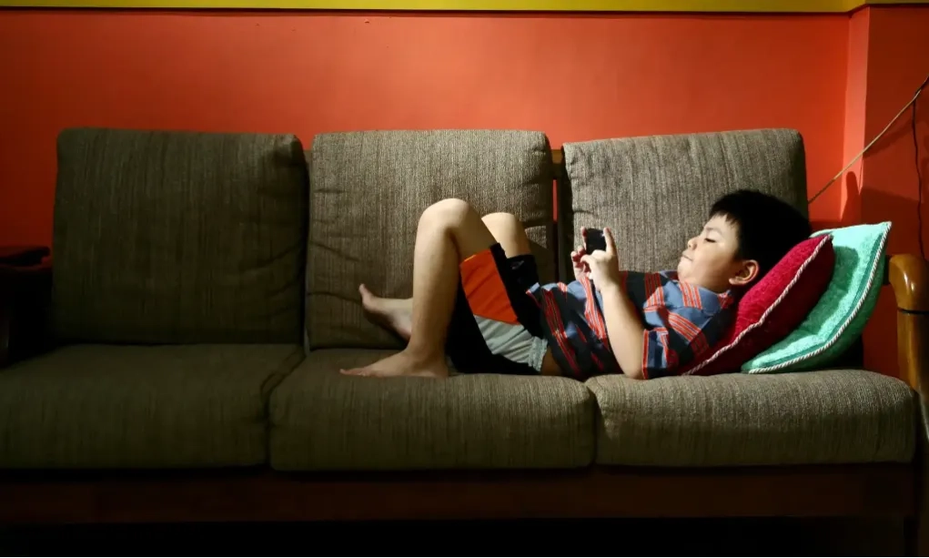 <p>Studi: Akses Gadget Di Usia Dini Sebabkan Masalah Kesehatan Mental</p>