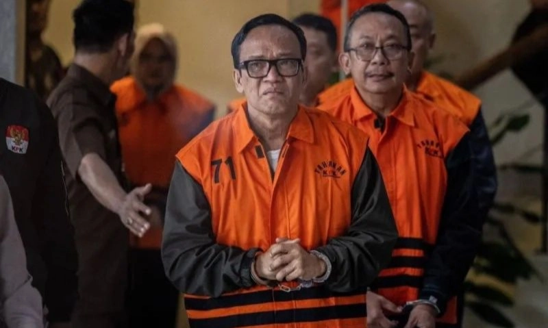 <p>Geledah Rumah Dinas Immanuel Ebenezer, KPK Sita Mobil Alpard&nbsp;</p>