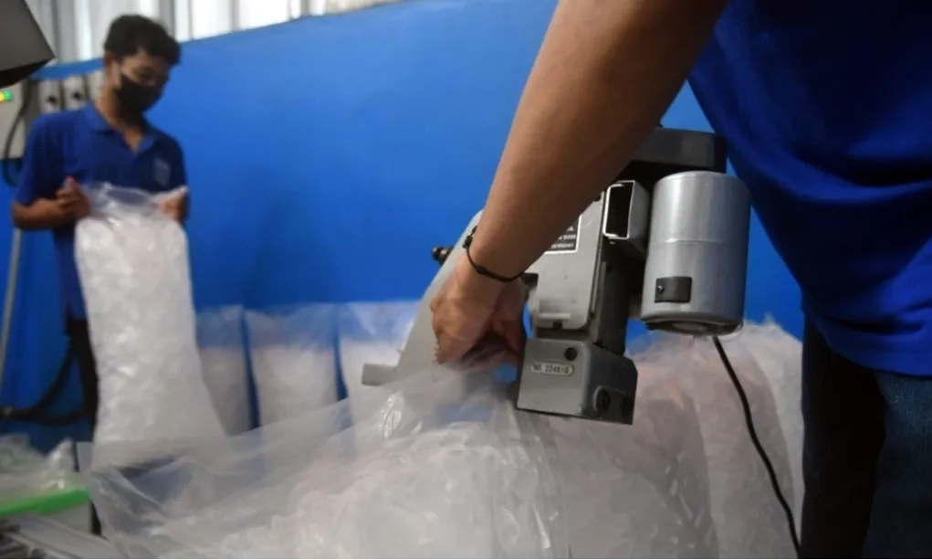 <p>Gunakan Air Tanah, Pabrik Es Di Depok Disegel</p>