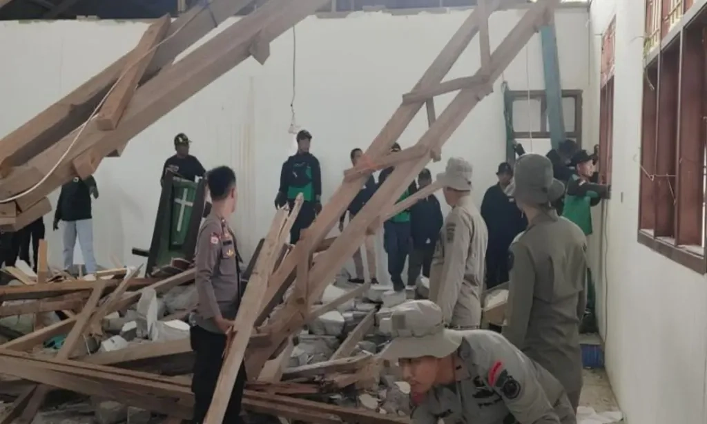 <p>Kemendikdasmen Revitalisasi 20 Sekolah Rusak Akibat Gempa Poso</p>