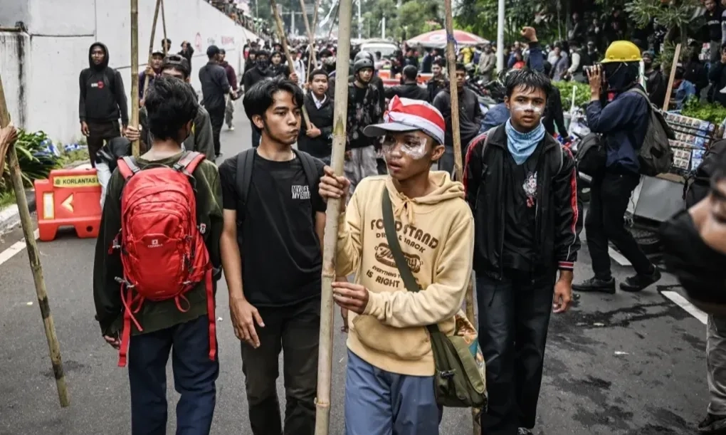 <p>Bukan Odol, Ini Cara Efektif Atasi Paparan Gas Air Mata</p>