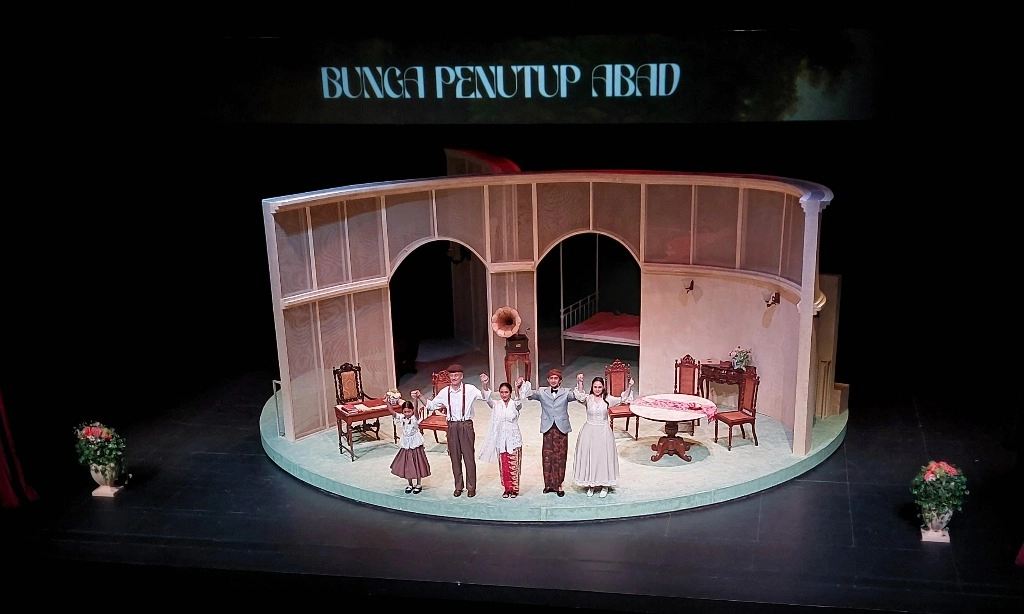 <p>Titimangsa Bawakan &quot;Bunga Penutup Abad&quot; Dengan Relevansi Anak Muda</p>