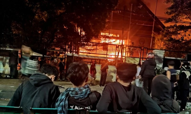 <p>3 Orang Tewas Saat DPRD Makassar Dibakar Massa</p>