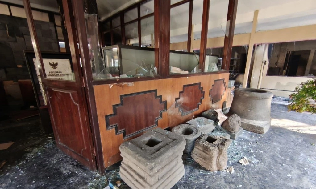 <p id="isPasted">Deret Koleksi Bersejarah Yang Hilang Imbas Penjarahan Museum Di Kediri</p>