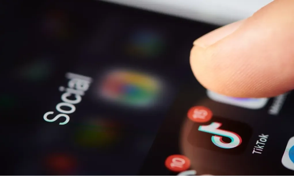 <p dir="ltr" id="isPasted">Berharap Fitur Live TikTok Aktif Kembali</p>