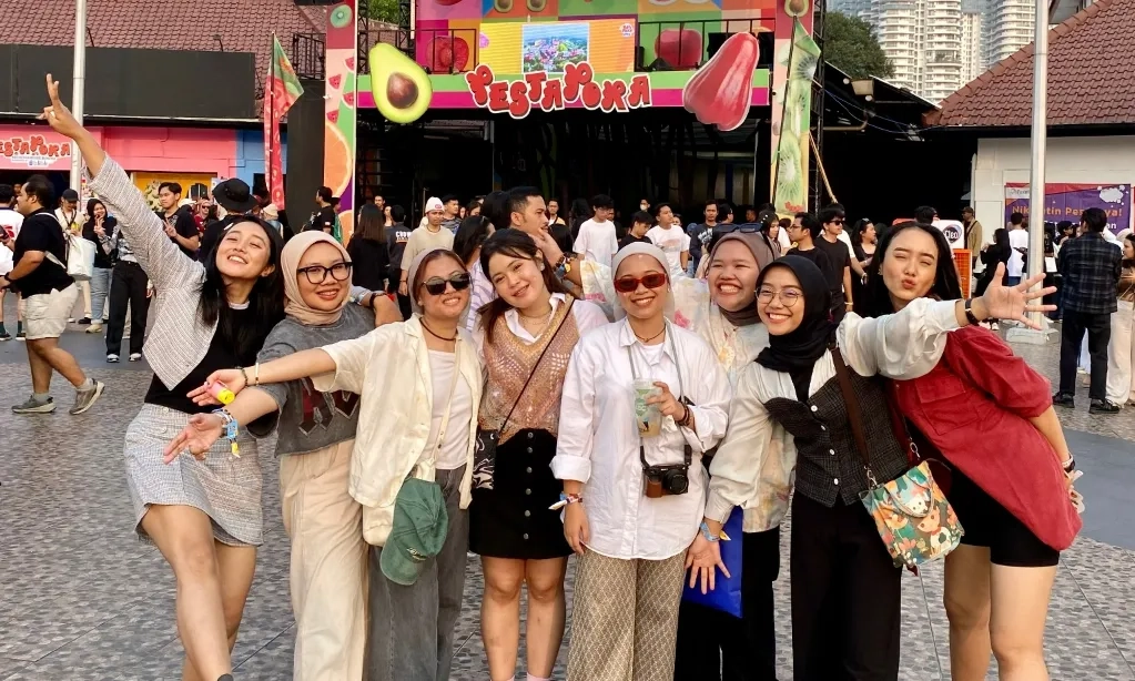 <p>Ide <em>Outfit</em> Gagal Gerah Saat Nonton Konser Siang Hari</p>