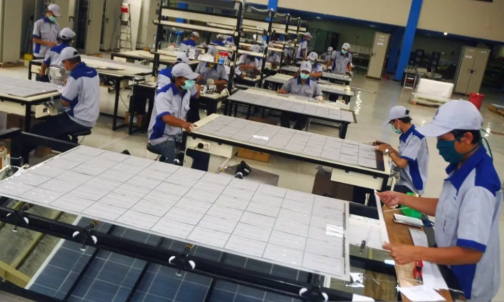 <p id="isPasted">IESR Usul Bebaskan Bea Masuk Bahan Baku Dukung PLTS Lokal</p>