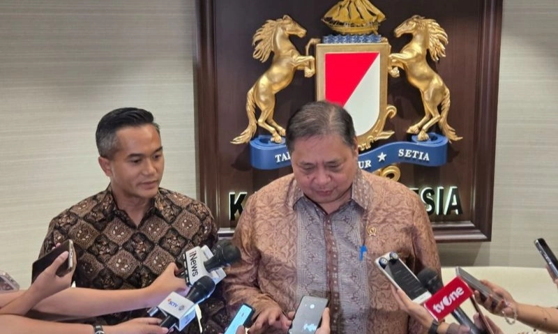 <p>Airlangga: RI Tawarkan Proyek <em>Giant Sea Wall</em> Rp1.314 T Ke Negara Lain</p>