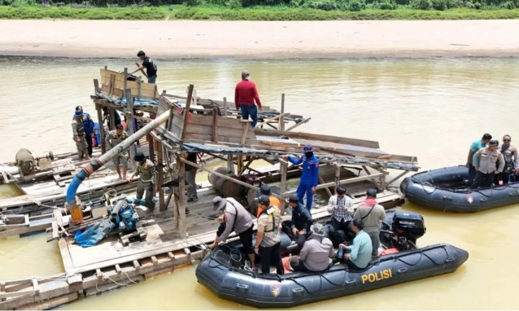 <p>Tim Gabungan Amankan 50 Unit Alat Tambang Emas Ilegal</p>