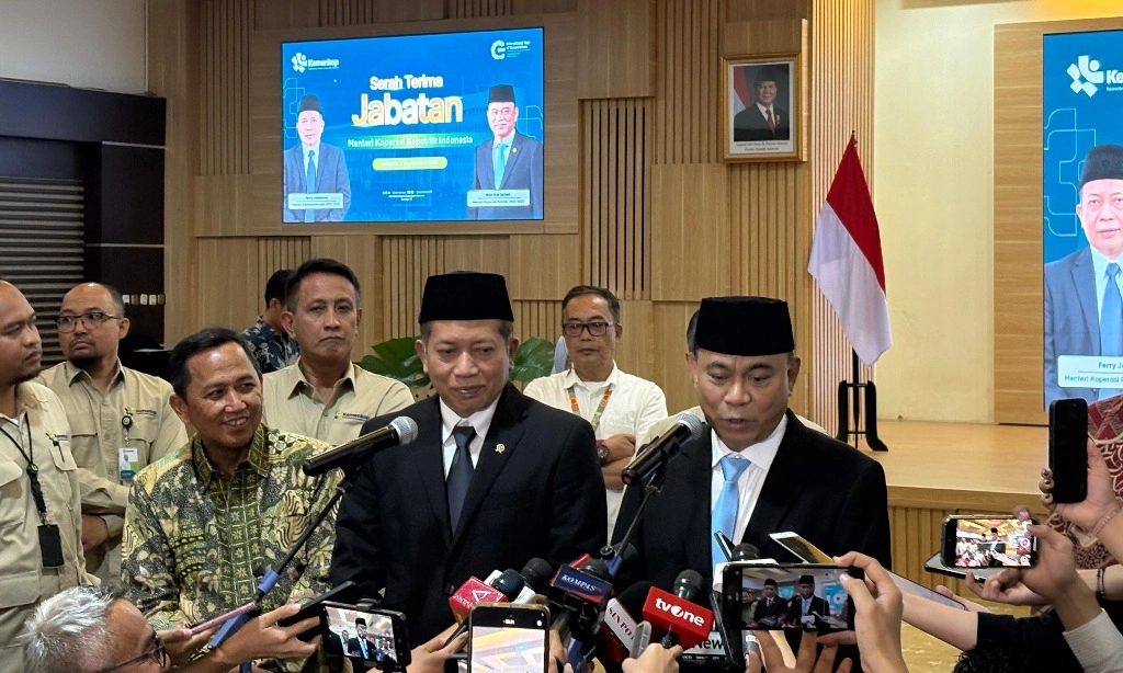 <p>Hormati Presiden, Budi Arie Serahkan Posisi Menkop Ke Fery Juliantono</p>