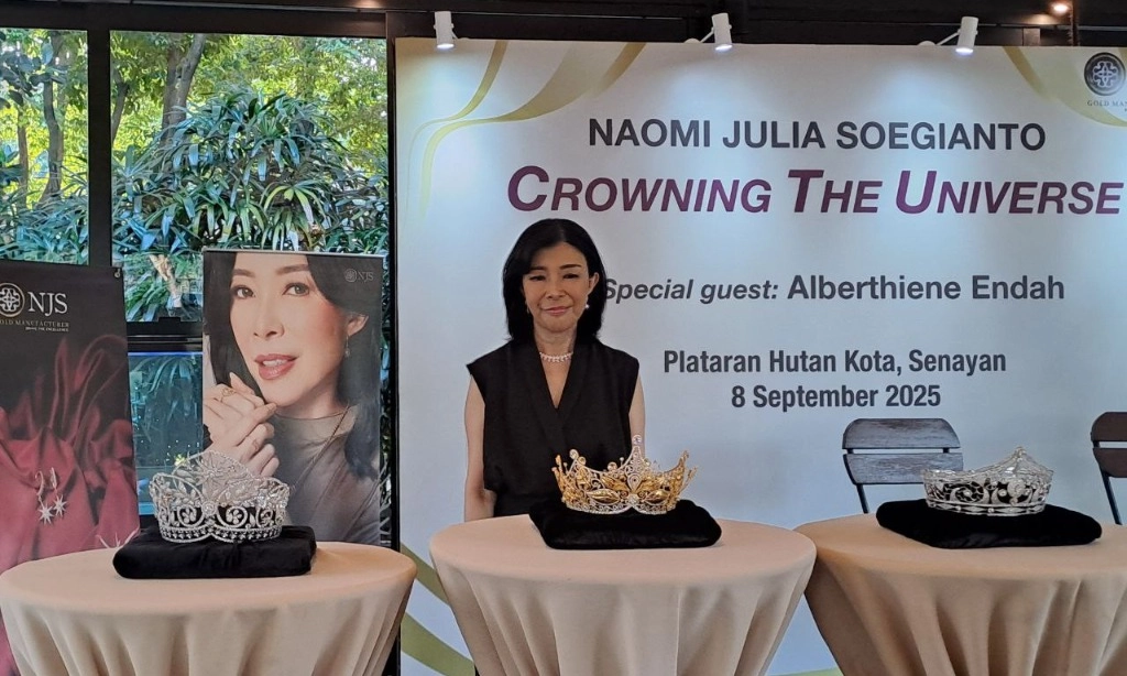 <p>Desainer Naomi Julia Soegianto Rancang Mahkota Tiga Miss Universe 2025</p>