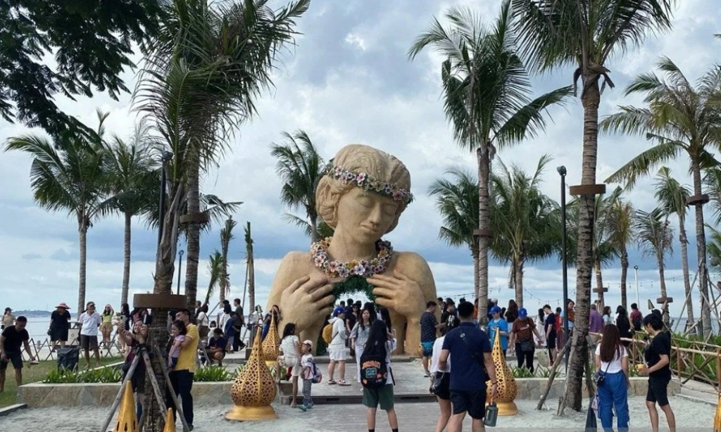 <p id="isPasted">Tak Berubah, PANI Targetkan Penjualan Rp5,3 T Di 2025</p>