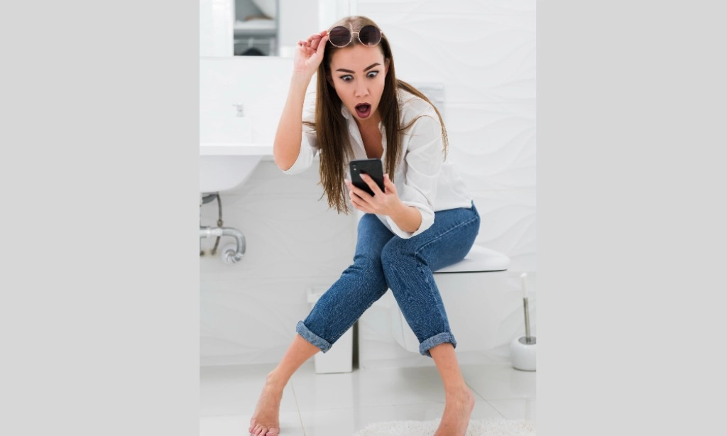 <p id="isPasted">Jangan Asyik <em>Scroll</em> Ponsel di Toilet, Risiko Wasir Mengintai!</p>