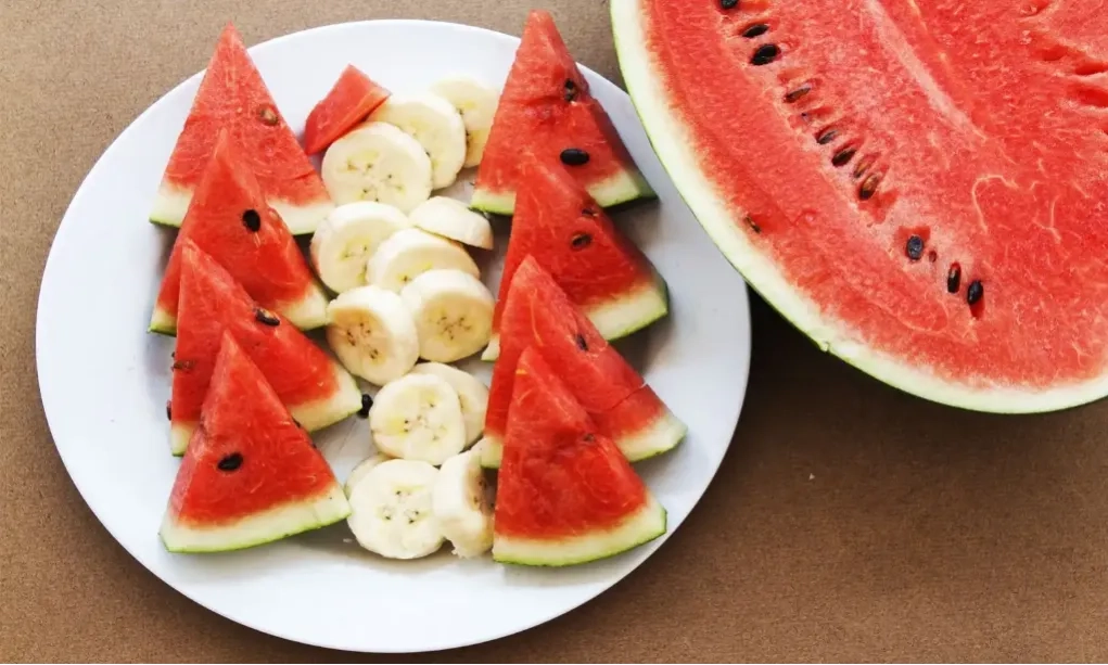 <p>Khasiat Semangka Merah Cegah Jantung koroner Hingga Stroke</p>