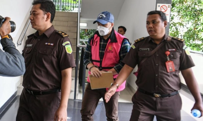 <p>Vonis Mantan Jaksa Penilap Barbuk Diperberat Jadi 9 Tahun</p>