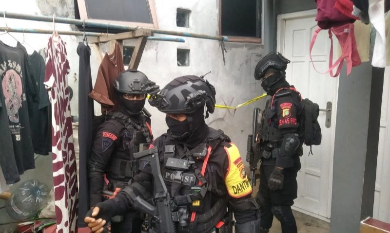 <p>Ledakan Di Tangsel, Polisi Tidak Temukan Bom</p>