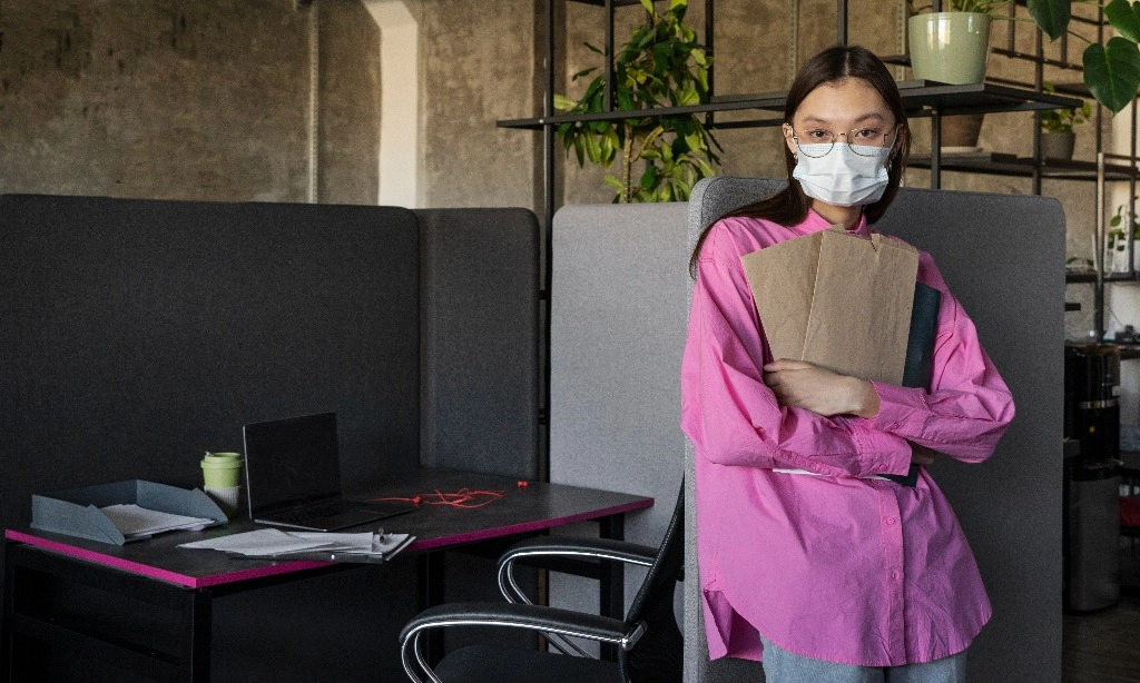 <p dir="ltr" id="isPasted">Mengenal <em>Job Hugging</em>, Fenomena Gen Z Ogah Pindah Karier</p>