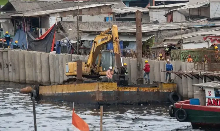 <p id="isPasted">Bappenas: Pembangunan <em>Giant Sea Wall</em> Selamatkan Indonesia</p>