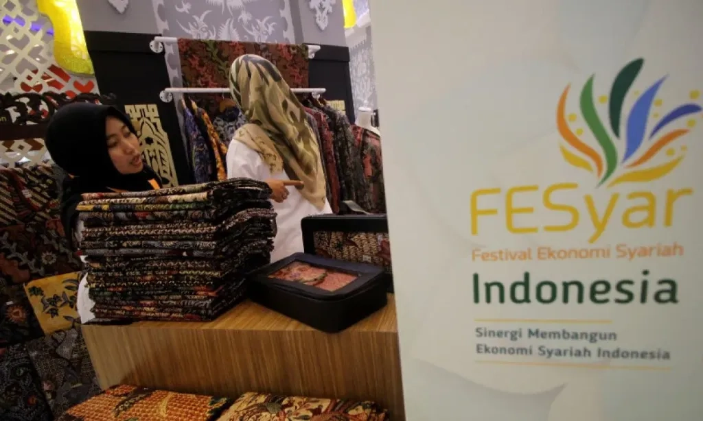 <p>Penjualan UMKM Tembus Rp6,8 Miliar di FESyar Jawa 2025</p>